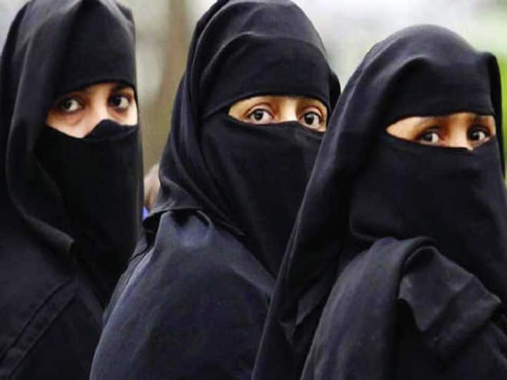 Supreme Court issues notice on plea seeking stay on Karnataka High Court upholding hijab ban ANN कर्नाटक हिजाब मामले पर SC ने जारी किया नोटिस, सुनवाई टालने का अनुरोध कर रहे याचिकाकर्ताओं को लगाई फटकार