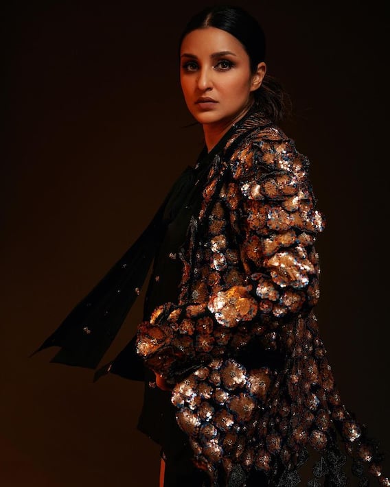 Parineeti Chopra Photos: बॉस लेडी लुक और ग्लैम अदाओं से सबको इम्प्रेस कर रही हैं परिणीति चोपड़ा