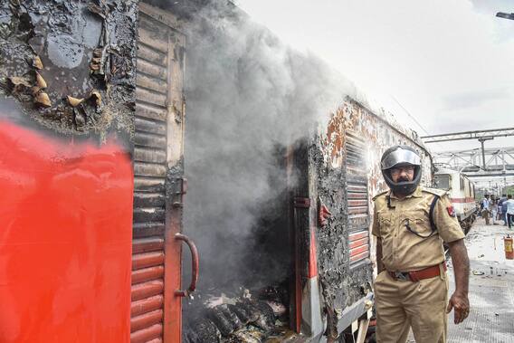कहीं धू-धू कर जली ट्रेनें, कहीं पत्थरबाजी... तस्वीरों में देखें कैसे ‘अग्निपथ’ पर देशभर में हुआ उपद्रव