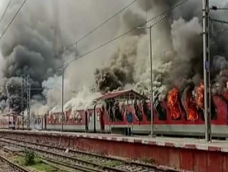 Agnipath Scheme Protests: 316 Trains Affected, 200 Cancelled Across Country Agnipath Scheme Protests: 316 Trains Affected, 200 Cancelled Across Country