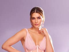 Kriti sanon Photos: क्रिती सेननने शेअर केला सिजलिंग लूक, पाहा ग्लॅमरस स्टाईल!