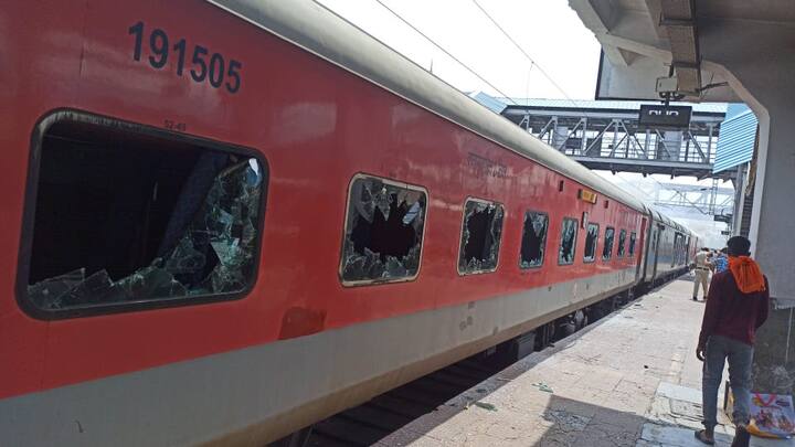 ఆర్మీ విద్యార్థుల ఆకస్మిక దాడితో సికింద్రాబాద్ రైల్వే స్టేషన్‌లో ఒక్కసారిగా భయాందోళన నెలకొంది. అల్లర్లు మొదలుకావడంతో కొందరు ప్రయాణికులు స్టేషన్ నుంచి బయటకు పరుగులు తీశారు. రైల్వే ఆస్తులకు తీవ్రంగా నష్టం కలిగించడంతో ఆందోళనకారులు చెదరగొట్టేందుకు పోలీసులు ఫైరింగ్ మొదలుపెట్టారు.