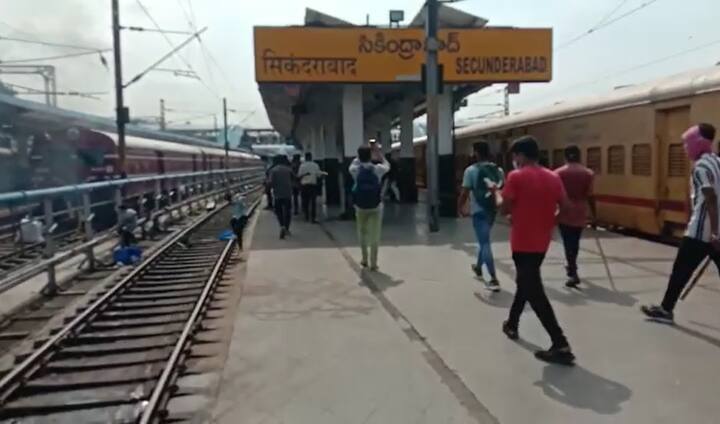 అగ్నిపథ్‌కు దరఖాస్తు చేసుకున్న అభ్యర్థులు పరీక్ష రద్దు కావడంతో కొన్ని గంటల వ్యవధిలో 44 మంది ఆత్మహత్య చేసుకున్నారని ఎన్‌ఎస్‌యూఐ రాష్ట్ర అధ్యక్షుడు వెంకట్ చెప్పారు.