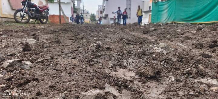 रात्री झालेल्या मुसळधार पावसामुळे या रस्त्याची अवस्था चिखलमय झाली आणि पोरांच्या शाळेला सुट्टी मिळाली.