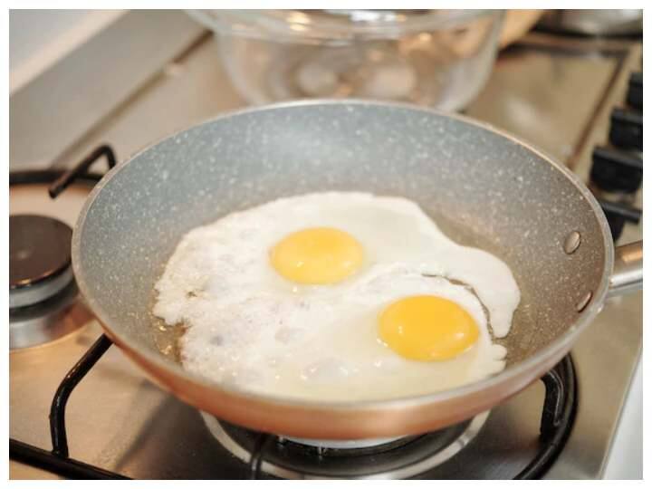 संडे हो या मंडे रोज खाओ अंडे, वैसे तो अंडों को सेहत के लिए काफी फायदेमंद माना जाता है, लेकिन अंडों से जुड़ी एक चीज ऐसी भी है जिसके बारे में बहुत कम लोग ही जानते होंगे. वो है इसका उबला हुआ पानी. आइए जानते हैं इस पानी के उपयोग के बारे में.