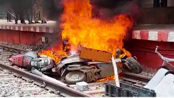 अग्निपथ योजना के विरोध में बिहार में आज भी प्रदर्शन जारी, रेलवे ट्रैक पर जलाए टावर | Agnipath Scheme