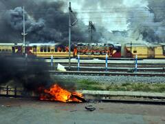 Agnipath Protest Photos: अग्निपथ योजना के विरोध में सड़क पर उतरे छात्र, कई जगह आगजनी, देखें तस्वीरें