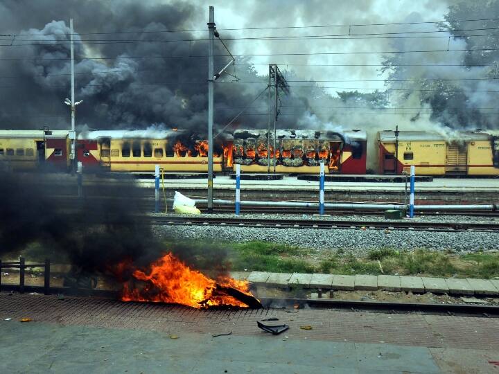 सशस्त्र बलों में भर्ती की प्रक्रिया में हुए बदलाव को लेकर पूरे देश के युवाओं में आक्रोश (Protest) है. अग्निनपथ योजना (Agnipath Scheme) को लेकर प्रदर्शनकारी देश के अलग-अलग हिस्सों में अपना विरोध जता रहे हैं. कई जगह आगजनी भी की गई है. इसी बीच आज बिहार में लखीसराय (Lakhisarai) में प्रदर्शनकारियों ने नई दिल्ली से भागलपुर जाने वाली विक्रमशिला एक्सप्रेस ट्रेन (Vikramshila Express Train) में आग लगा दी. इस ट्रेन की 12 बोगी आग लगने से क्षतिग्रस्त हो गई.