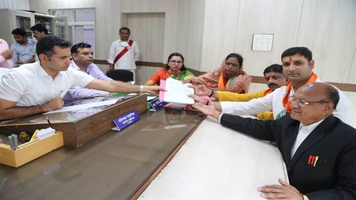 नामांकन दाखिल करते हुए मालती राय ने कहा, ''मैं अपने मन, वचन और काया से भोपाल के विकास और आपकी सेवा के लिए दृढ़ संकल्पित रहूंगी.''