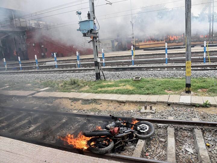 As the railway stations remain to be the prime locations for protests, so far a total of 200 train services have been affected. 35 train services stand cancelled, while 13 have been short terminated throughout the country (Photo: PTI).
