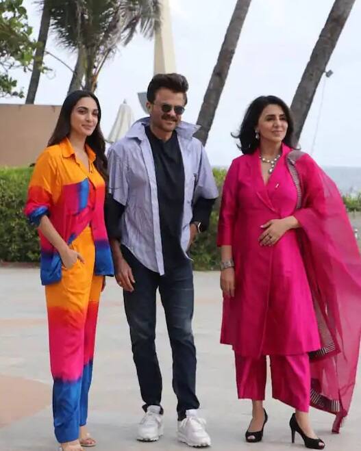 ફોટામાં જોવા મળી રહ્યું છે કે બંને અભિનેત્રીઓ અનિલ કપૂરના ચરણ સ્પર્શ કરી રહ્યા છે. અનિલ કપૂર તેને ખુશીથી આશીર્વાદ આપી રહ્યો છે. ફોટો શેર કરતા અનિલે લખ્યું, 'તમે પૂછી રહ્યા છો કે પ્રમોશન કેવું ચાલી રહ્યું છે? તો...'