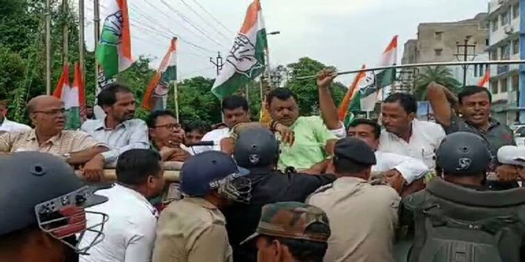 Congress supporters protest in front of Asansol district magistrate's office in support of Rahul Gandhi Asansol: রাহুল গাঁধীর সমর্থনে আসানসোলে জেলাশাসকের দফতরের সামনে বিক্ষোভ কংগ্রেস সমর্থকদের