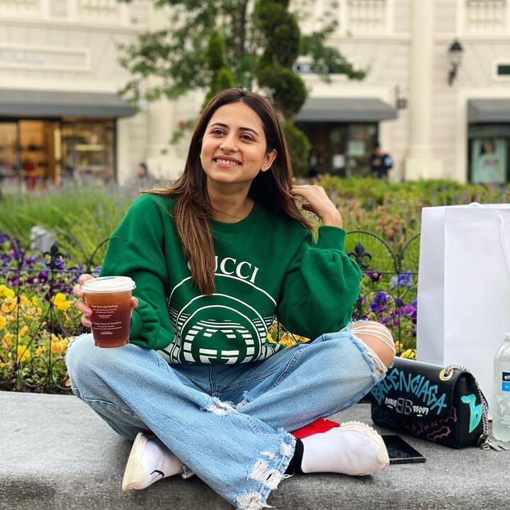 ਹਾਲ ਹੀ 'ਚ ਉਸ ਨੇ ਆਪਣੇ ਇੰਸਟਾਗ੍ਰਾਮ ਅਕਾਊਂਟ 'ਤੇ ਕੈਜ਼ੂਅਲ ਲੁੱਕ ਦੀਆਂ ਕੁਝ ਤਸਵੀਰਾਂ ਸ਼ੇਅਰ ਕੀਤੀਆਂ ਹਨ। ਜੋ ਕਾਫੀ ਵਾਇਰਲ ਹੋ ਰਹੀਆਂ ਹਨ।