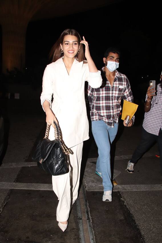 Kriti Sanon Photos: एयरपोर्ट पर कूल लुक में स्पॉट हुईं कृति सेनन, डेनिम शर्ट में खूब जची एक्ट्रेस