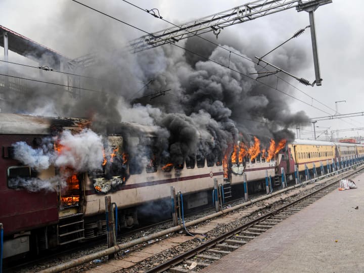Agnipath Protests trains canceled amid violent protest ann Agnipath Protest Row: हिंसक हुए विरोध के चलते ये ट्रेनें रद्द, कई यात्री फंसे- 200 ट्रेनों का रूट प्रभावित