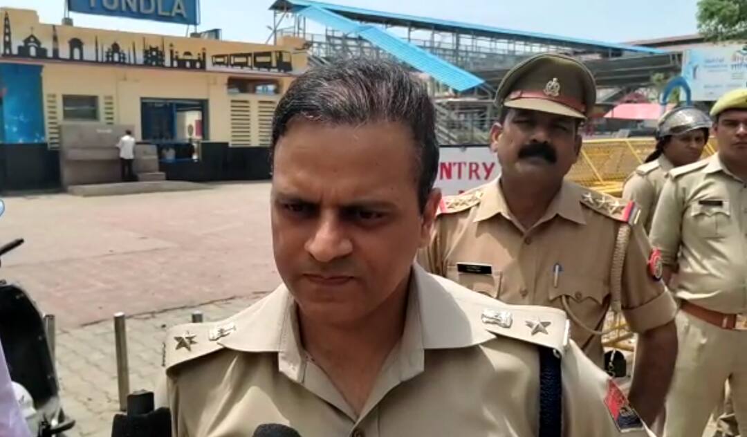 Firozabad News SSP and DM took out a foot march in Firozabad regarding Agnipath Scheme ANN Agnipath Scheme: फिरोजाबाद में रेलवे स्टेशन पर बढ़ाई गई सुरक्षा, SSP ने अभिभावकों से की ये अपील