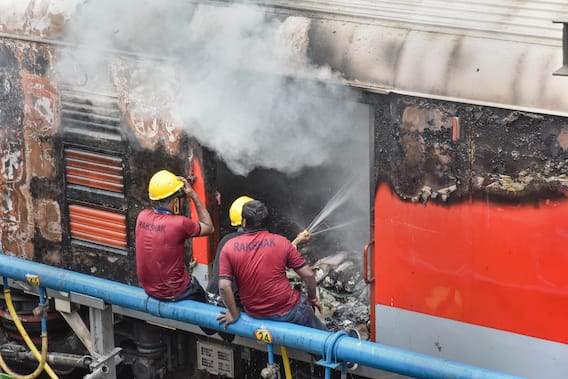 कहीं धू-धू कर जली ट्रेनें, कहीं पत्थरबाजी... तस्वीरों में देखें कैसे ‘अग्निपथ’ पर देशभर में हुआ उपद्रव