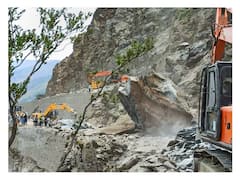 Landslide in Jammu Kashmir: जम्मू कश्मीर में जबरदस्त भूस्खलन से नेशनल हाईवे जाम, हजारों वाहनों की लगी लंबी कतार