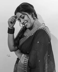 Poorna Photos: అందమైన పూర్ణ అల్లరి స్టిల్స్