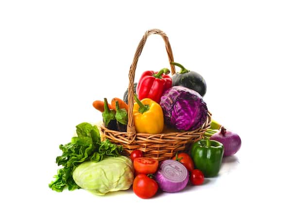 बारिश में हरी सब्जियों का सेवन करें. हरी सब्जियां इम्यूनिटी बूस्ट करती हैं, जिससे कई बीमारियां दूर रहती हैं. (Photo - Freepik)