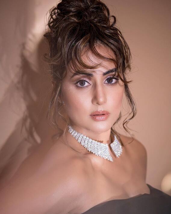 Hina Khan Photos : हीरों का हार पहन इस कदर इतराईं हिना खान, तस्वीरों में लगीं प्रिंसेज़