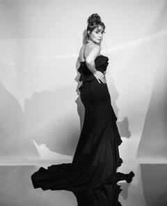 PHOTO : ‘ब्युटी इन ब्लॅक’, हिना खानच्या लूकने वाढवला इंटरनेटचा पारा!