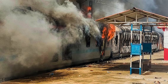 कहीं धू-धू कर जली ट्रेनें, कहीं पत्थरबाजी... तस्वीरों में देखें कैसे ‘अग्निपथ’ पर देशभर में हुआ उपद्रव
