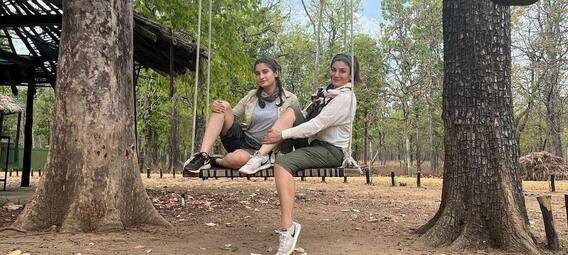 Satpura Tiger Reserve: बेटी के साथ क्वालिटी टाइम स्पेंड करने MP के इस गांव में पहुंची रवीना टंडन, सोशल मीडिया पर शेयर की तस्वीरें