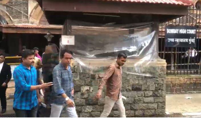 Sucide attempt at High Court, Metal detector machine on main gate not working since long मुंबई उच्च न्यायालयात आत्महत्येचा प्रयत्न, पोलिसांनी वेळीच हस्तक्षेप केल्याने अनर्थ टळला