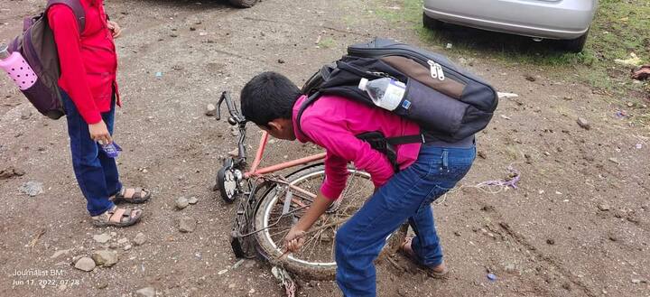 कोरोनामुळे बंद असलेल्या शाळा दोन वर्षानंतर आता पूर्णक्षमतेने भरु लागल्या आहेत. विद्यार्थ्यांमध्ये देखील शाळेत जाण्यासाठी उत्साह पाहायला मिळत आहे. बीडमध्ये मात्र विद्यार्थ्यांची पहिल्याच दिवशी शाळेला जाण्याची वाट चिखलामुळे बिकट झाली.