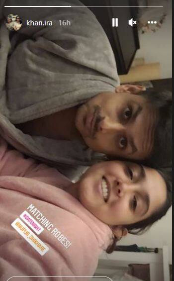 फोटो में इरा और नूपुर मैचिंग बाथ रोब पहने हुए हैं और कैमरे को देखकर मुस्कुरा रहे हैं. नूपुर ने भी यही फोटो हार्ट एंड किस इमोजी के साथ शेयर की है.