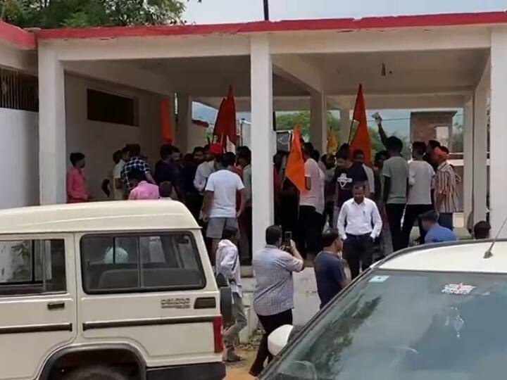 Chhattisgarh Temple Demolition: सरगुजा में शिवमंदिर के अंदर तोड़फोड़, विरोध में एनएच-43 पर चक्का जाम