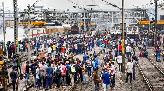 कहीं धू-धू कर जली ट्रेनें, कहीं पत्थरबाजी... तस्वीरों में देखें कैसे ‘अग्निपथ’ पर देशभर में हुआ उपद्रव