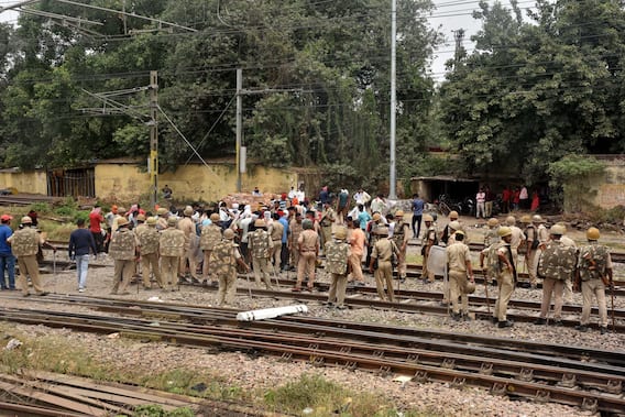 कहीं धू-धू कर जली ट्रेनें, कहीं पत्थरबाजी... तस्वीरों में देखें कैसे ‘अग्निपथ’ पर देशभर में हुआ उपद्रव