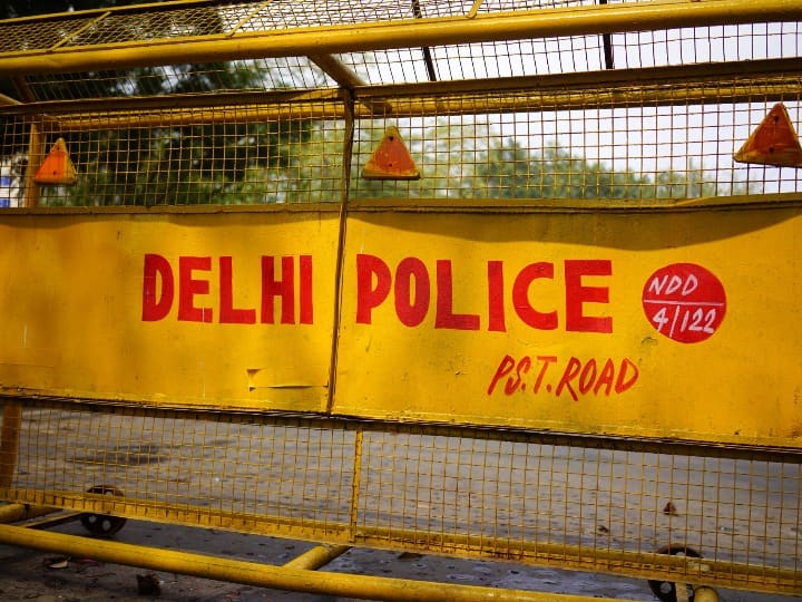 Delhi Agneepath Scheme Protesters target buses in Khajuri area Wazirabad road Delhi Police registers case Agnipath Scheme Protest: प्रदर्शनकारियों ने खजूरी में बसों को बनाया निशाना, दिल्ली पुलिस ने दर्ज किया मामला