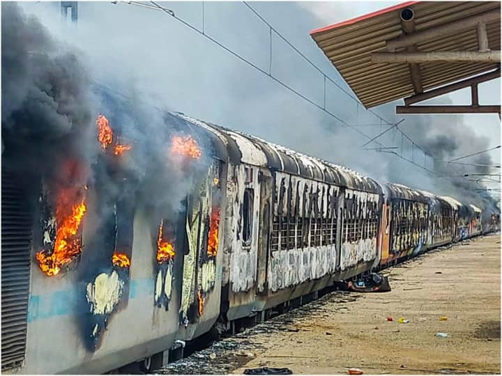 Agnipath Protest one dead after protestor in Lakhisarai bihar set Vikramshila Express Train on fire Agnipath Protest: 'अग्निपथ' के खिलाफ बिहार में बवाल जारी, लखीसराय में ट्रेन में लगाई आग, एक शख्स की मौत