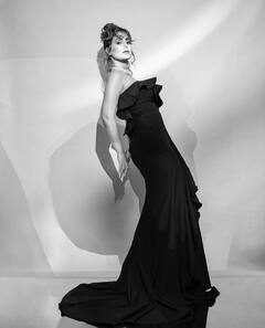 PHOTO : ‘ब्युटी इन ब्लॅक’, हिना खानच्या लूकने वाढवला इंटरनेटचा पारा!