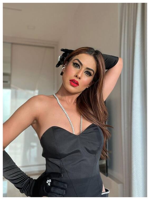 निया शर्मा ने ब्लैक आउटफिट में दिखाया कातिलाना लुक