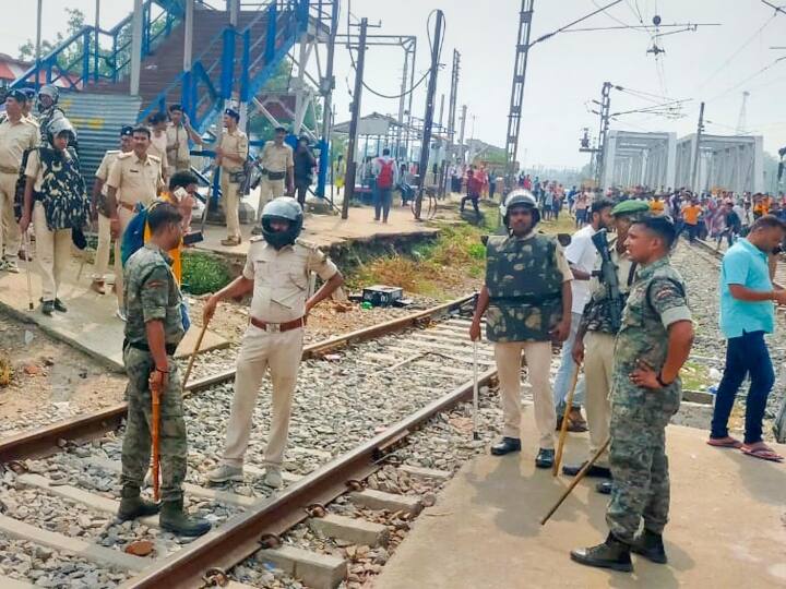 लखीसराय में अभ्यर्थियों के प्रदर्शन के दौरान सुरक्षा व्यवस्था संभालते पुलिस के जवान.