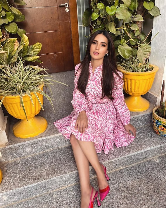 Pakistani Actress ने पहनी इतनी छोटी ड्रेस तो भड़के लोग, बोले- 'कयामत की निशानी है ये तौबा...'