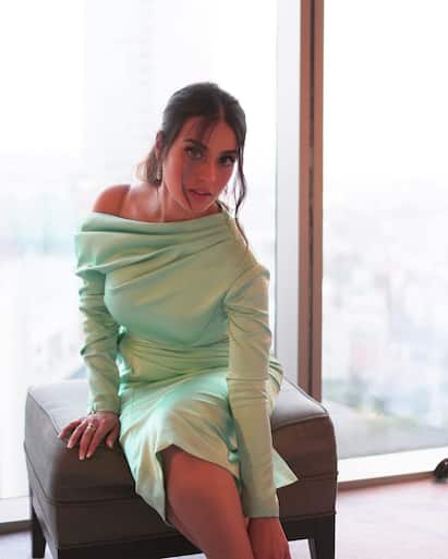 Pakistani Actress Iqra Aziz Trolled For Wearing Short Dress People Says  Allah Hidayat De | Pakistani Actress        ,  - '     ...'