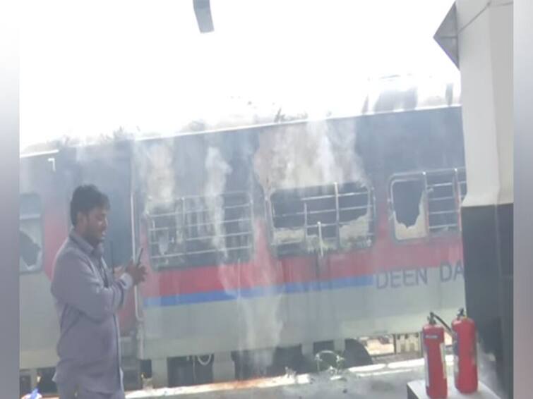 South Central Railway Update Due To Agitation at Secunderabad Railway Station Following Trains Cancelled South Central Railway Update: అల్లర్ల నేపథ్యంలో పలు రైళ్లను రద్దు చేసిన దక్షిణ మధ్య రైల్వే, ఏయే రైళ్లంటే..