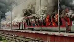 ਵੇਖੋ ਦੇਸ਼ 'ਚ ਕਿੰਝ ਸਾੜ੍ਹੀਆਂ ਜਾ ਰਹੀਆਂ ਟ੍ਰੇਨਾਂ,ਲੋਕ ਭੱਜ ਭੱਜ ਬਚਾ ਰਹੇ ਆਪਣੀ ਜਾਨ - ਅਗਨੀਪਥ ਸਕੀਮ ਖਿਲਾਫ਼ ਜ਼ਬਰਦਸਤ ਹਿੰਸਕ ਪ੍ਰਦਰਸ਼ਨ