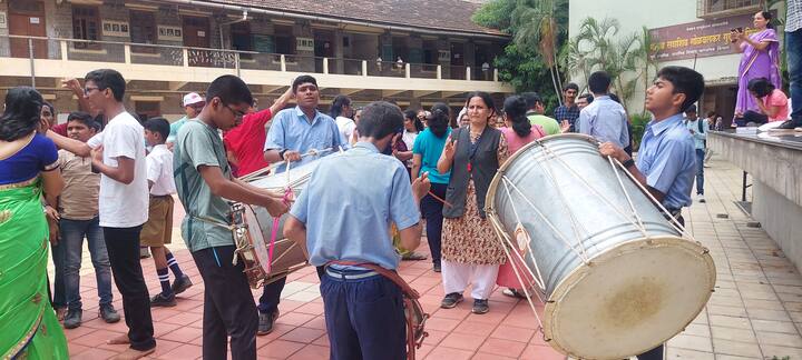 पुण्याच्या गोळवलकर गुरुजी शाळेतील विद्यार्थ्यांनी ढोल-ताशाच्या गजरात जल्लोष साजरा केला.