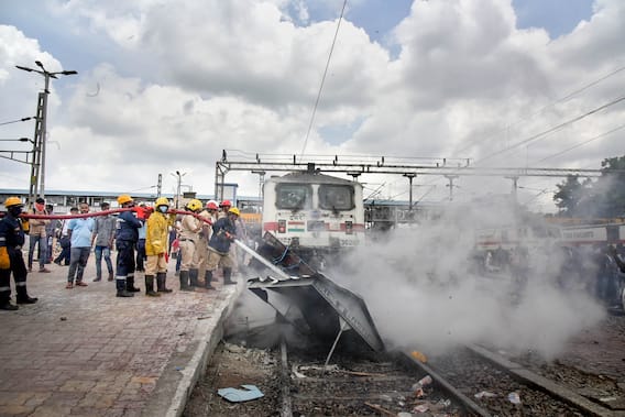 कहीं धू-धू कर जली ट्रेनें, कहीं पत्थरबाजी... तस्वीरों में देखें कैसे ‘अग्निपथ’ पर देशभर में हुआ उपद्रव