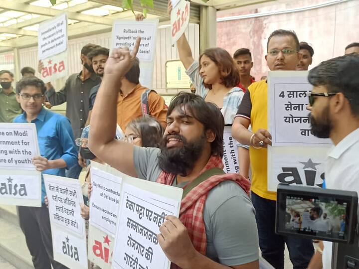 AISA Protests at Delhi ITO metro station Against Agneepath scheme and now gate number 5 closed Delhi Agneepath scheme Protest: आईटीओ पर अग्निपथ योजना को लेकर AISA का प्रदर्शन, ITO मेट्रो स्टेशन का गेट नंबर 5 बंद