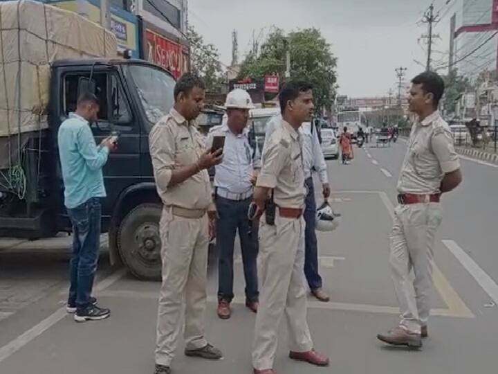रांची में संवेदनशील स्थानों पर जुमे की नमाज के लिए अवरोधक लगाकर कर सुरक्षा के व्यापक इंतजाम किए गए थे. पुलिस को सभी स्थानों पर आंसू गैस के गोलों और पानी की बौछार करने वाले उपकरणों के साथ तैनात किया गया था. रांची के मेन रोड इलाके में त्वरित कार्रवाई बल (आरएएफ) और अर्धसैनिक बलों की 4 कंपनियों के अलावा लगभग 3 हजार पुलिसकर्मियों की तैनाती की गई थी.