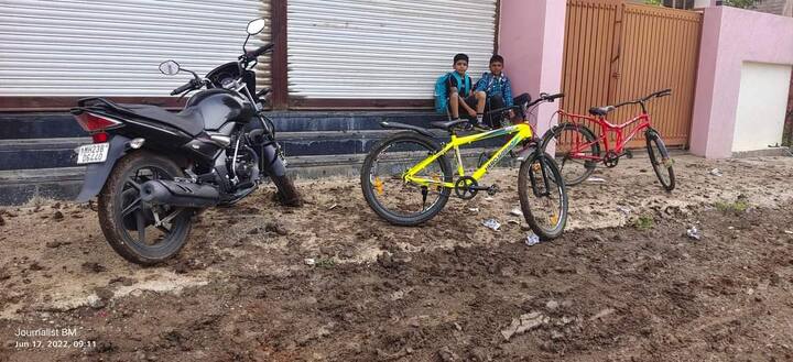 या चिखलामुळे फक्त विद्यार्थ्यांची शाळाच बुडाली नाही तर सकाळपासून या गल्लीमध्ये ना दूधवाला आला ना कुणाला आपल्या घरातून बाहेर पडता आलं.