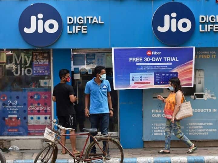 Jio Gains 16.8 Lakh Mobile Users In April Airtel Adds 8.1 Lakh Subscribers Trai Jio Gains 16.8 Lakh Mobile Users In April, Airtel Adds 8.1 Lakh Subscribers: Trai