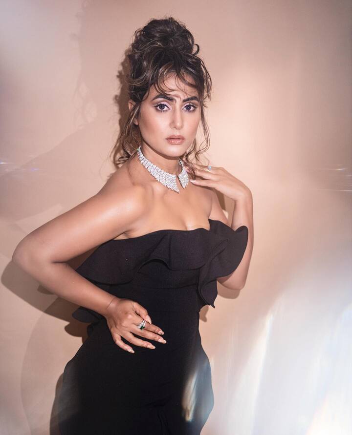 या फोटोमध्ये हिना खानने शॉर्ट स्कर्टसोबत काळ्या रंगाचा लॉन्ग ड्रेस घातलेला दिसत आहे.(photo:realhinakhan/ig)